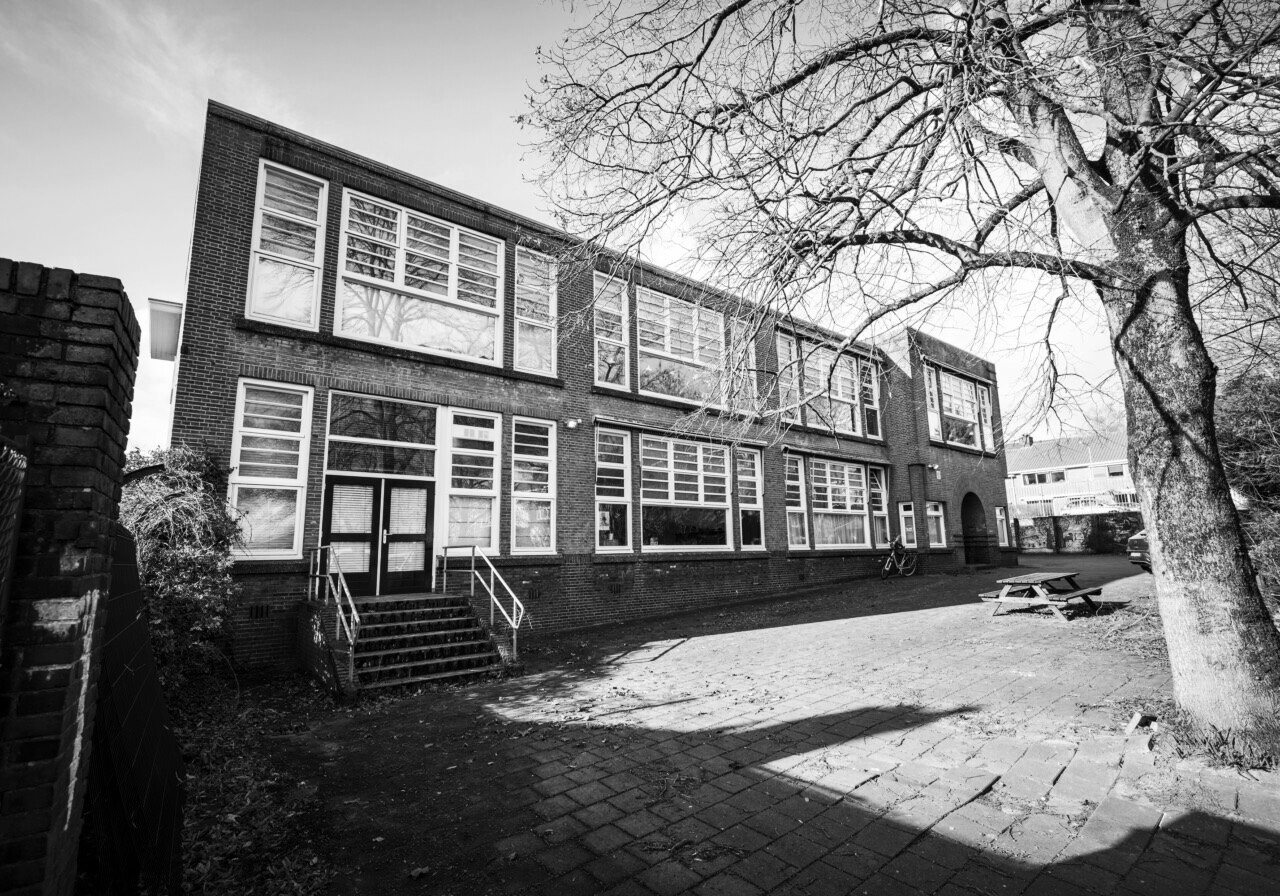 Het schoolgebouw in Arnhem waar Jelle van de Ridder zijn atelier heeft, in zwart-wit.