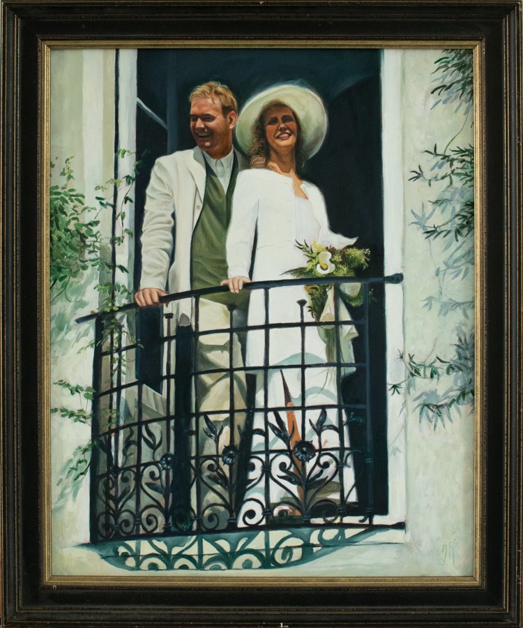 Portret in opdracht: een bruidspaar in het wit op een smeedijzeren balkon, tussen het groen.